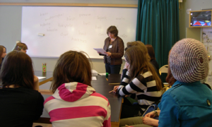 Författaren Katarina Kuick leder skrivarworkshop i Umeå